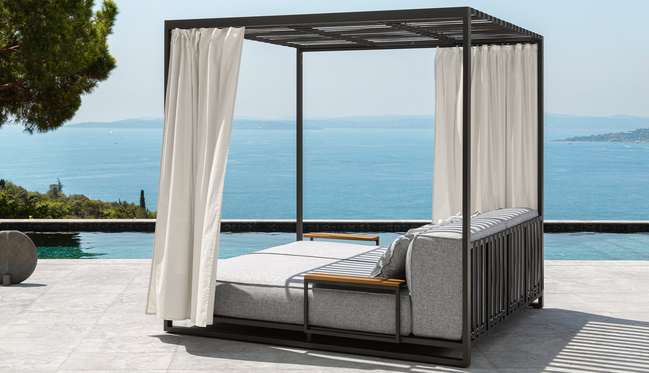 CASILDA DAYBED