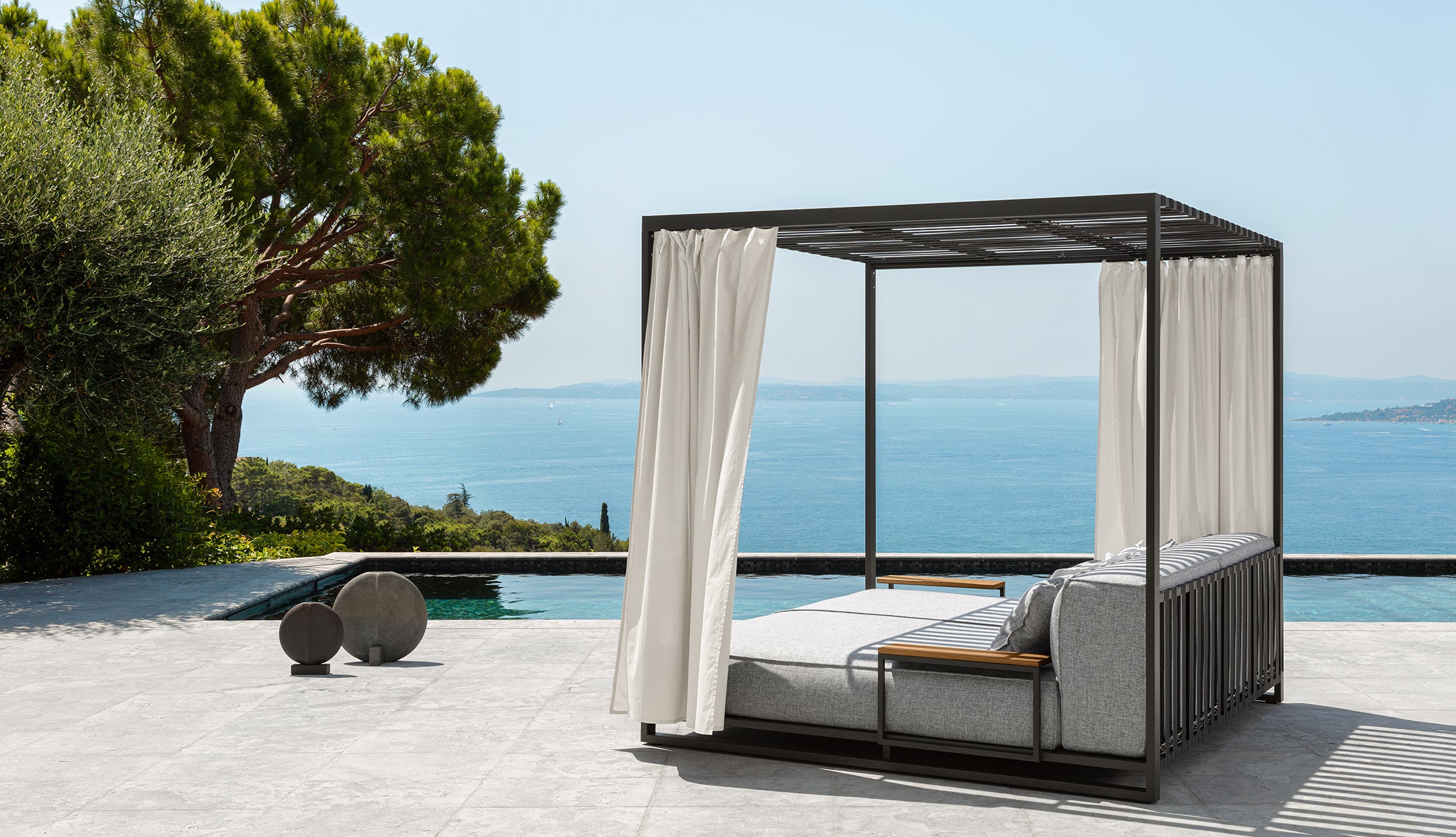 CASILDA DAYBED