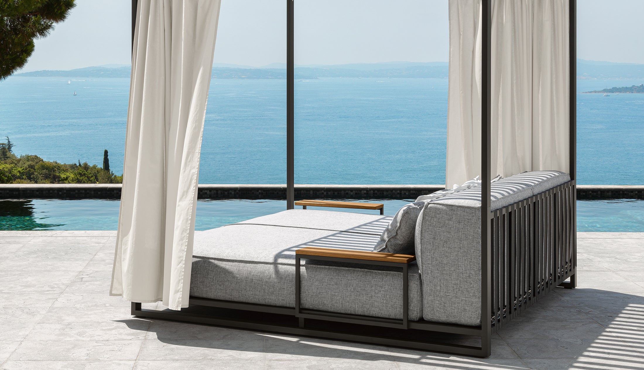 CASILDA DAYBED